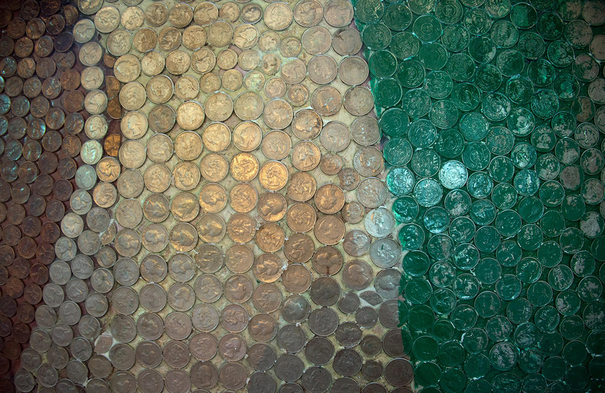 سعودي يتطلع لدخول "جينيس" بجدارية من 50 ألف عملة معدنية