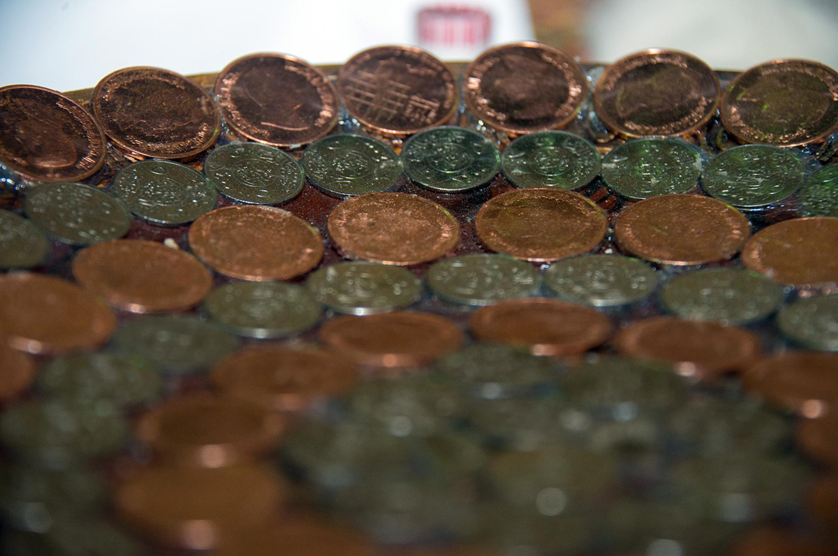 سعودي يتطلع لدخول "جينيس" بجدارية من 50 ألف عملة معدنية