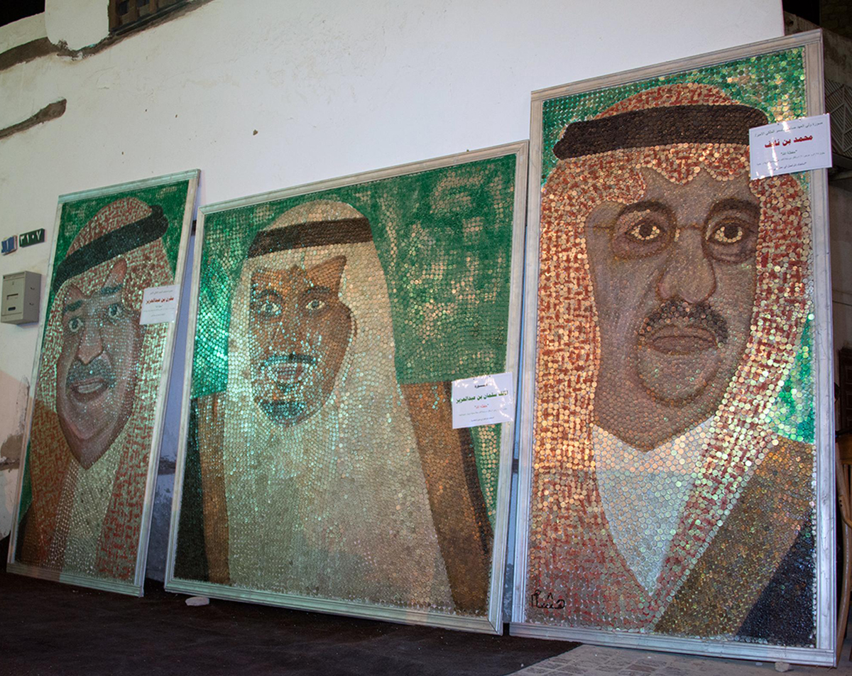 سعودي يتطلع لدخول "جينيس" بجدارية من 50 ألف عملة معدنية