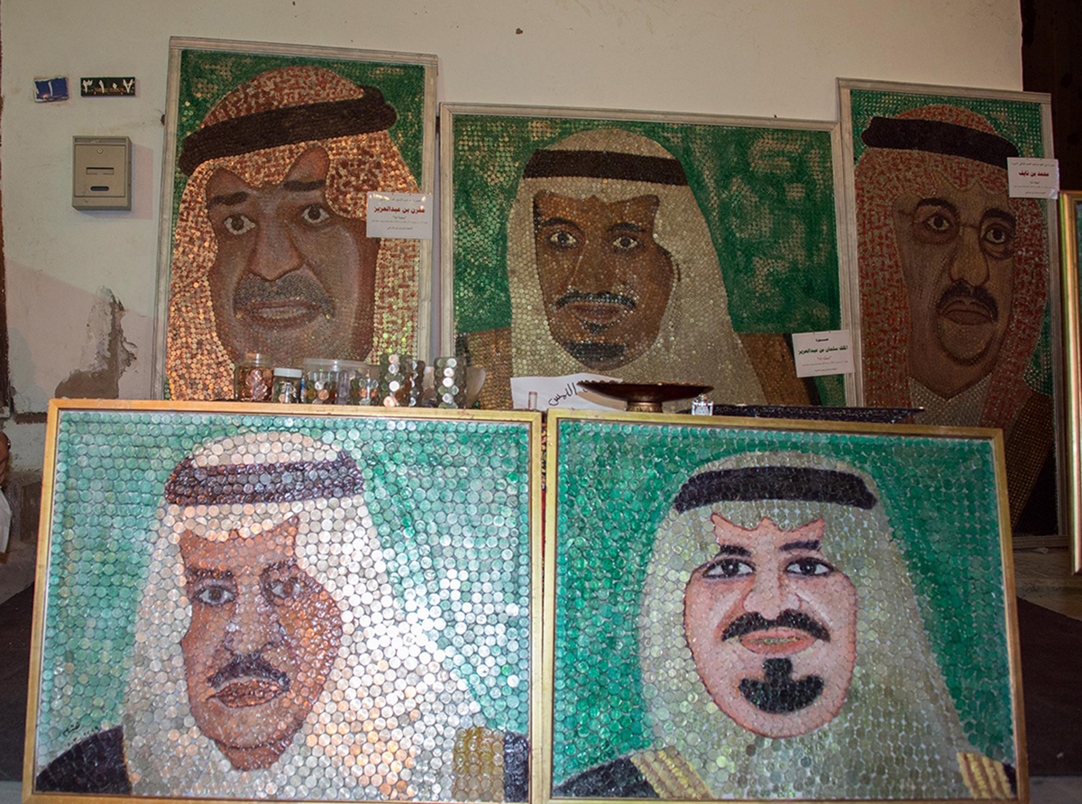 سعودي يتطلع لدخول "جينيس" بجدارية من 50 ألف عملة معدنية