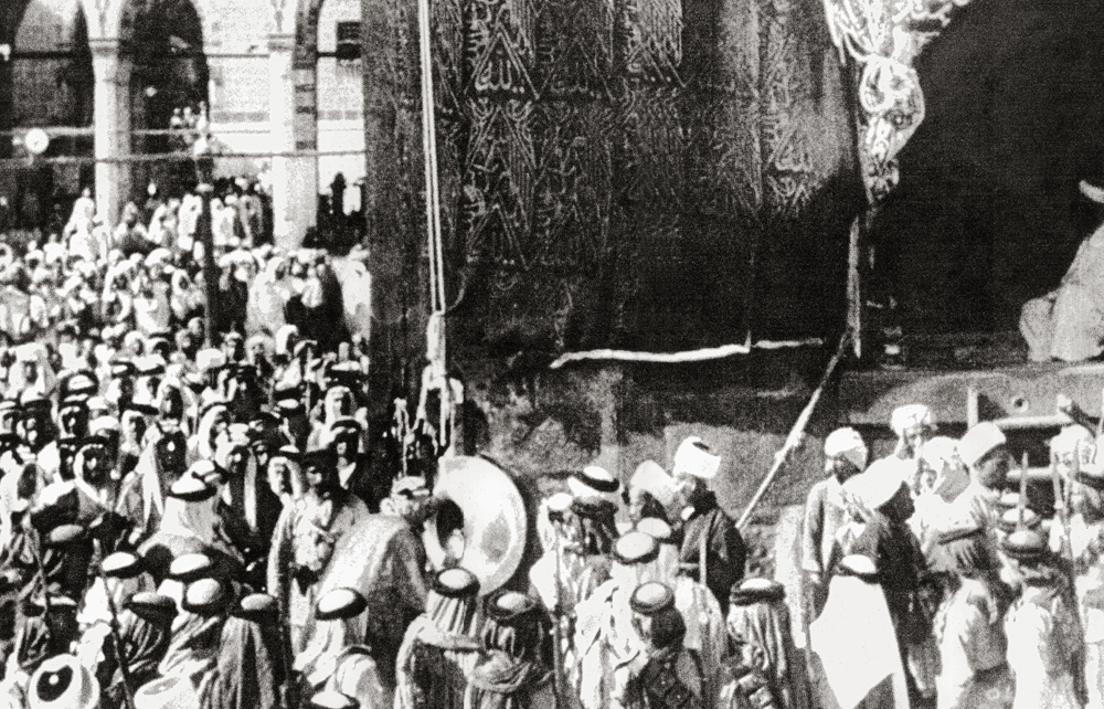 "الملك سعود" و "الملك فيصل" أمّا المصلين في المسجد الحرام 7 مرات