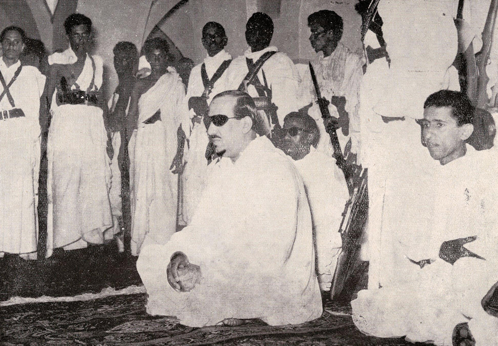 "الملك سعود" و "الملك فيصل" أمّا المصلين في المسجد الحرام 7 مرات