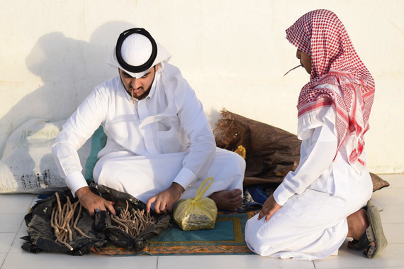 بائع مساويك: «أبو حنش الطائفي» أجودها .. والسعر في رمضان يصل إلى 25 ريالا