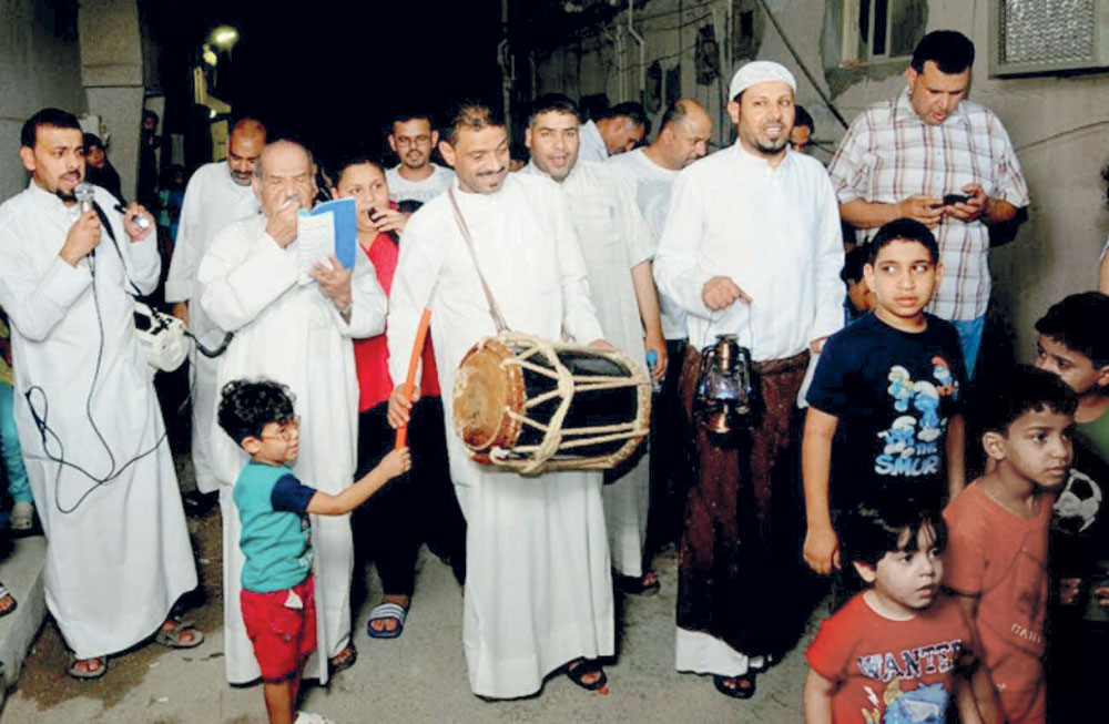 أهالي القطيف يعيدون زمن «المسحراتي» في رمضان