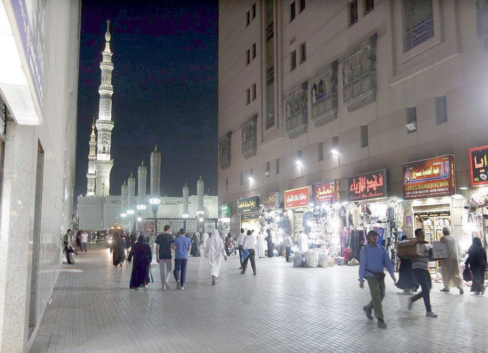 رمضان ينعش المحال التجارية حول المسجد النبوي