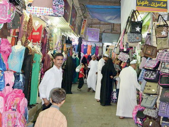غياب بسطات سوق البلد في الطائف وتحول باعة
«مفرقعات العيد» للملابس