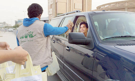 متطوعون يوزعون وجبات إفطار على المسافرين في الرياض (فيديو)