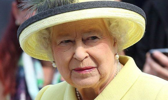 ظهور صور قديمة للملكة اليزابيث تؤدي تحية النازية تثير جدلا (فيديو)