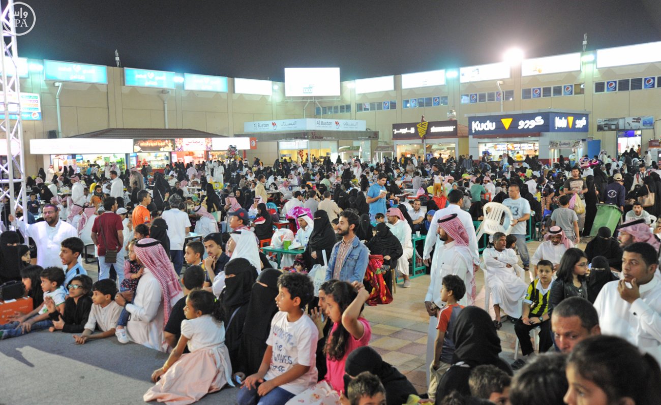 قصة مصورة: الفعاليات والبرامج المتنوعة تجذب المصطافين إلى مهرجان أبها