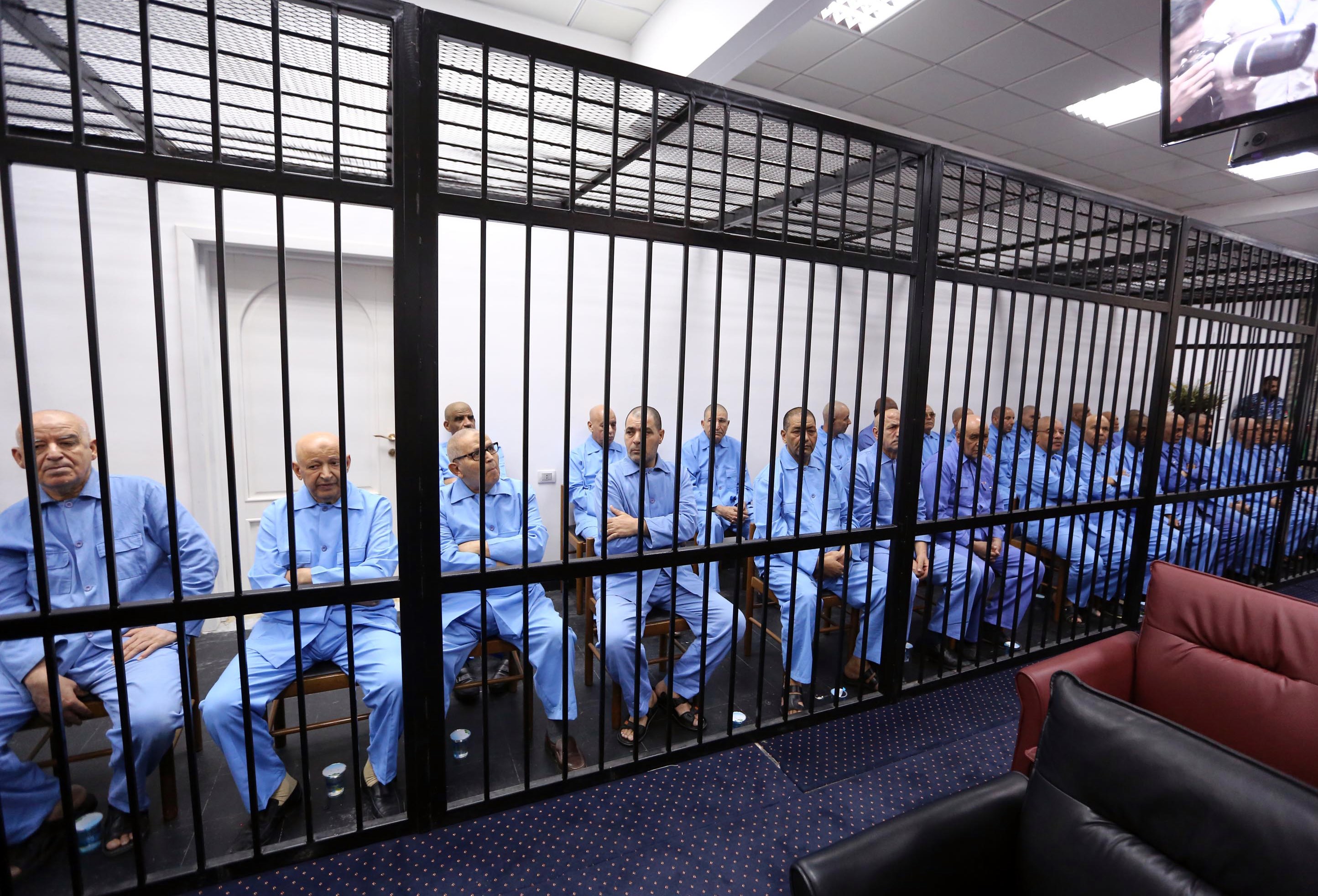 Prison blue. Синяя тюрьма. Синяя тюрьма фото. Месси синяя тюрьма. Стены синей тюрьмы.