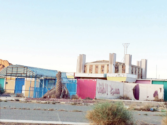 «مشار» .. من قرية سياحية إلى مرتع للحيوانات الضالة