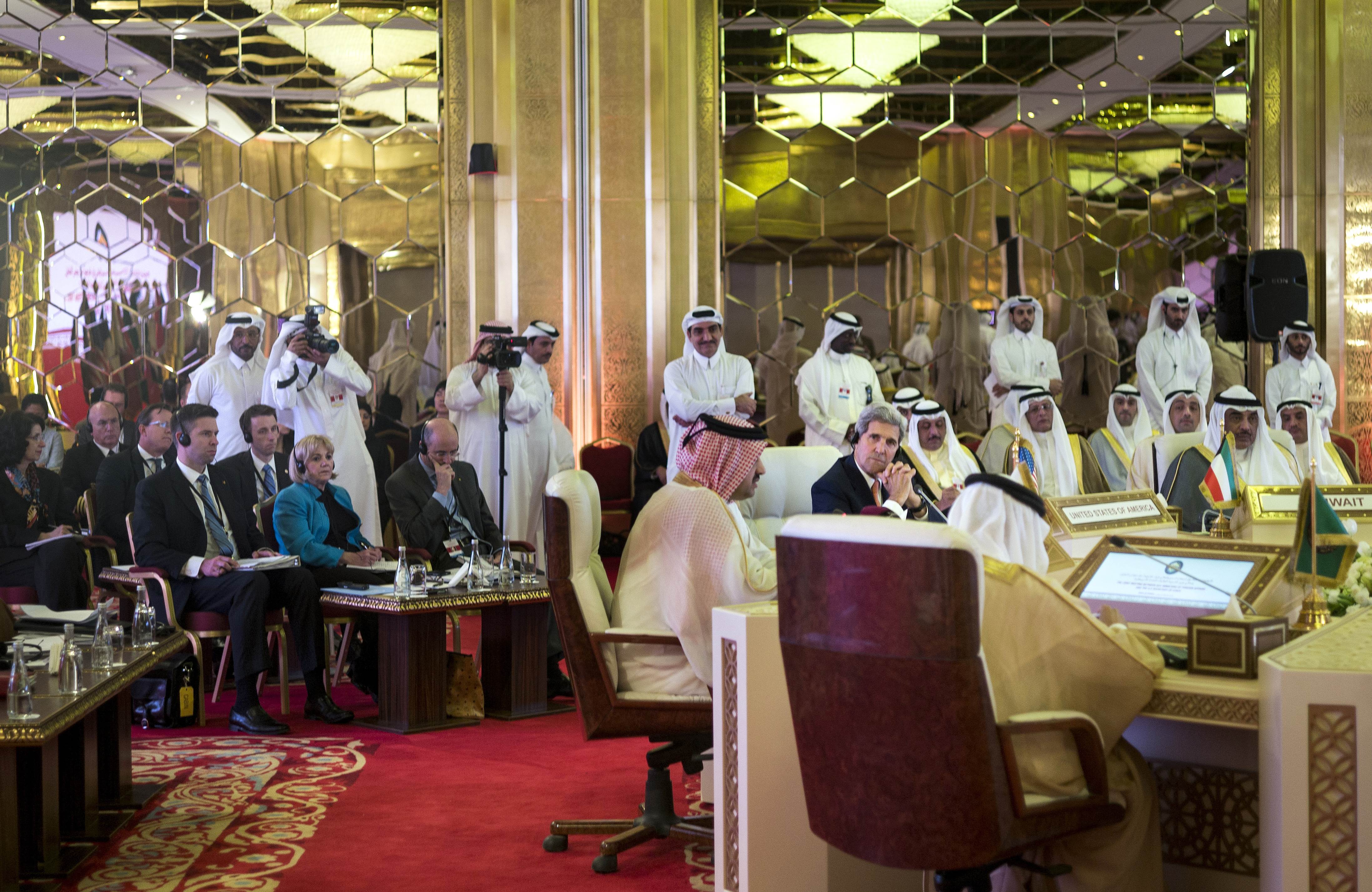 كيري: الكل يعلم أن إيران تدعم حزب الله والحوثيين .. وعلى الأسد الرحيل