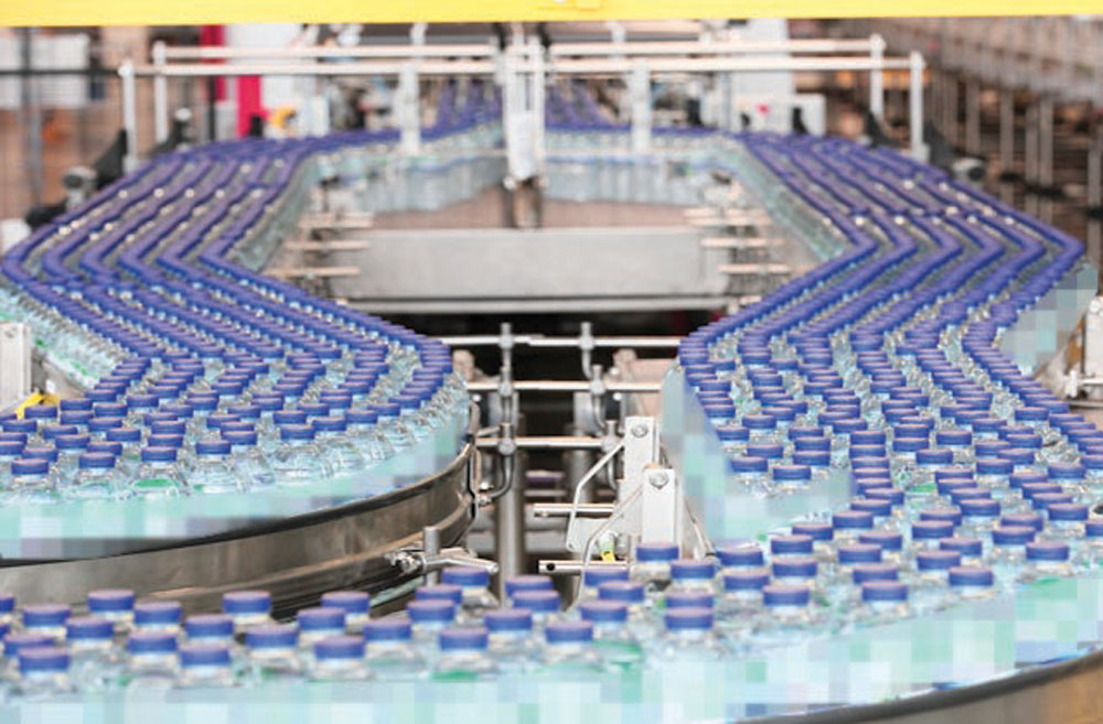 عمالة غير مؤهلة تقوم بمهام إخصائيي الكيمياء والجودة في تعبئة قوارير المياه