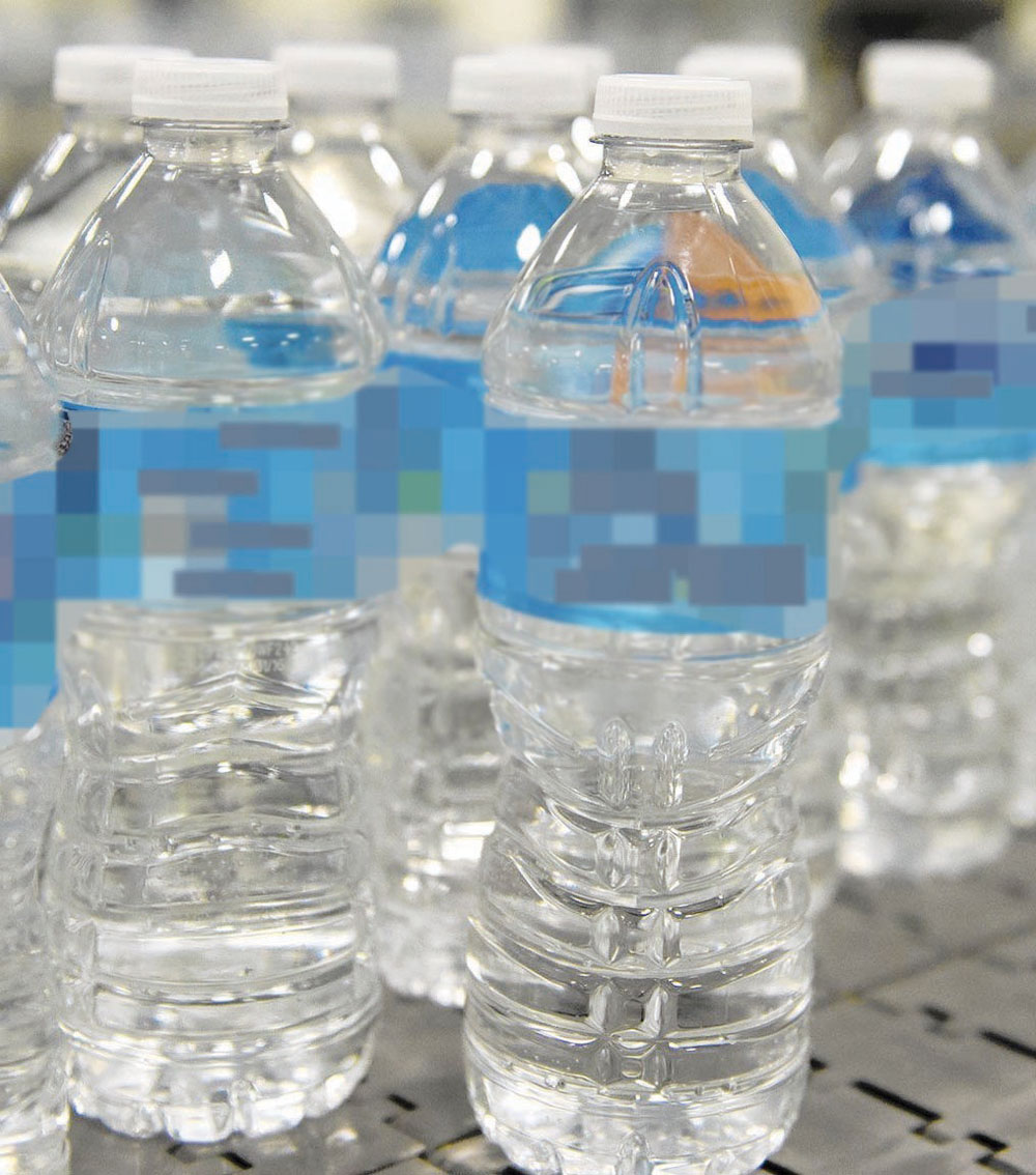 عمالة غير مؤهلة تقوم بمهام إخصائيي الكيمياء والجودة في تعبئة قوارير المياه