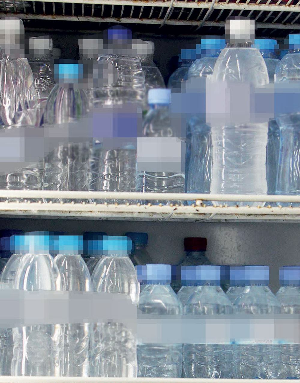 عمالة غير مؤهلة تقوم بمهام إخصائيي الكيمياء والجودة في تعبئة قوارير المياه