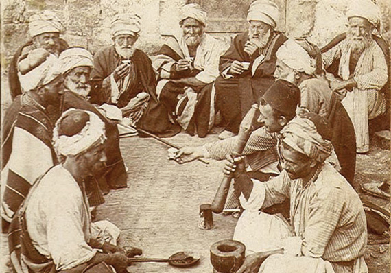 القهوة العربية.. ابتكرها «عالم دين» لكنها لم تسلم من التحريم