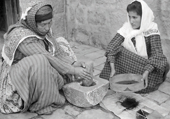 القهوة العربية.. ابتكرها «عالم دين» لكنها لم تسلم من التحريم