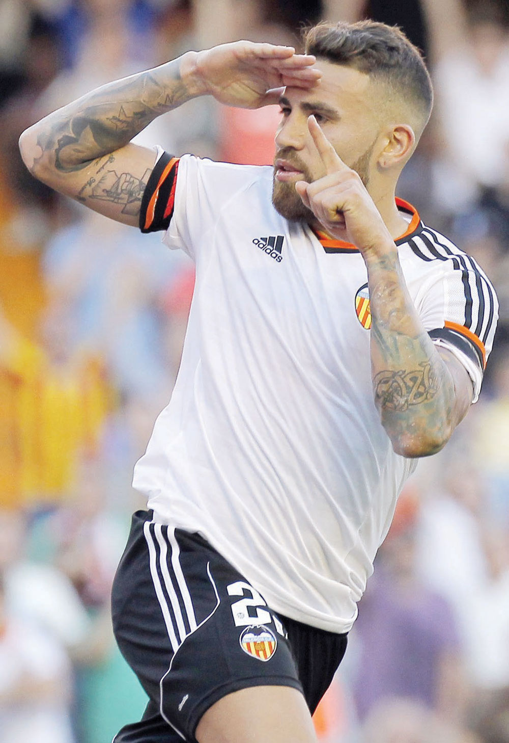 3 صفقات للمان سيتي.. أوتامنيدي للدفاع