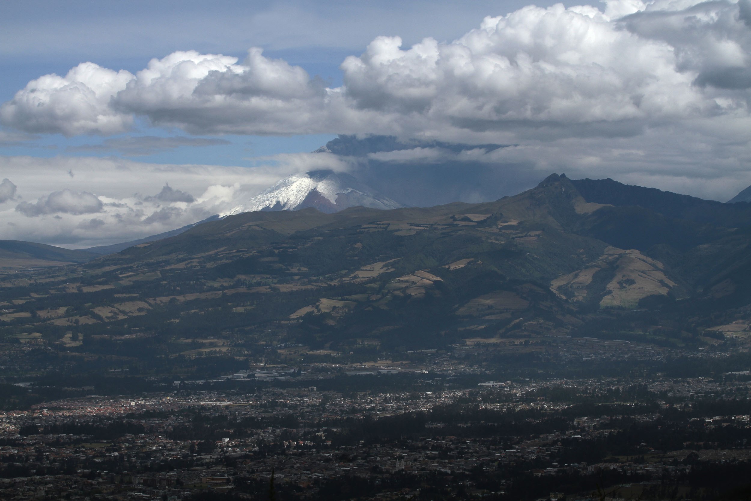 قصة مصورة: بركان كوتوباكسي في الإكوادور  أحد أخطر البراكين في العالم