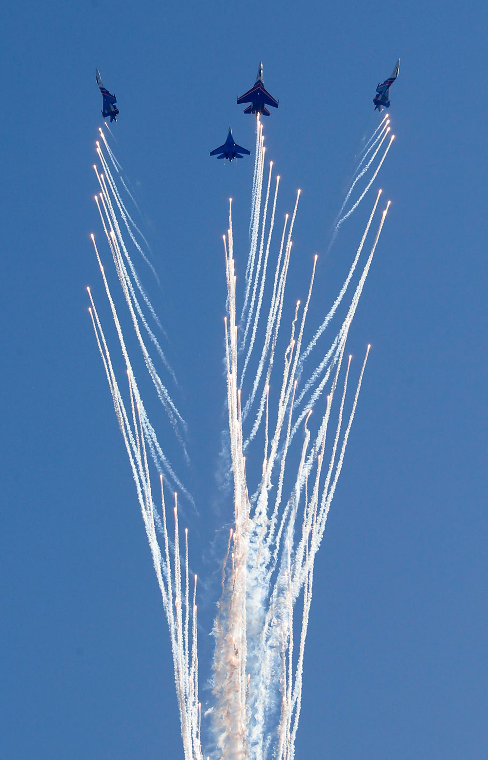 قصة مصورة: افتتاح معرض "ماكس 2015" الدولي للطيران