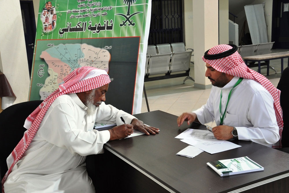 كبار السن يتسابقون لتقييد أسمائهم في كشوف الناخبين في حائل