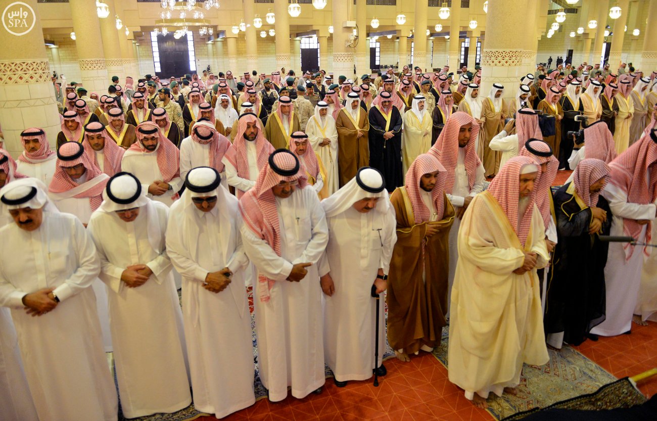 أحمد بن عبدالعزيز ونائب الملك يؤديان صلاة الميت على الأميرة نوف