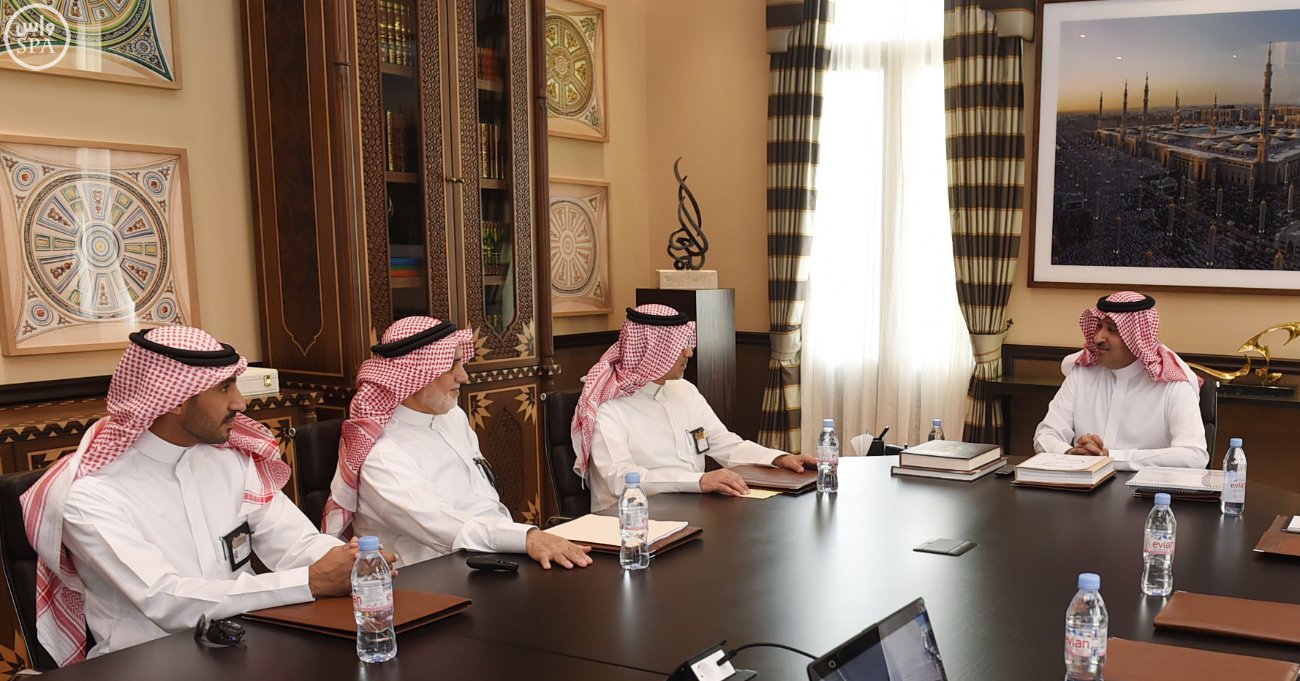 أمير المدينة المنورة يناقش إيجاد مصادر للطاقة المتجددة والنظيفة