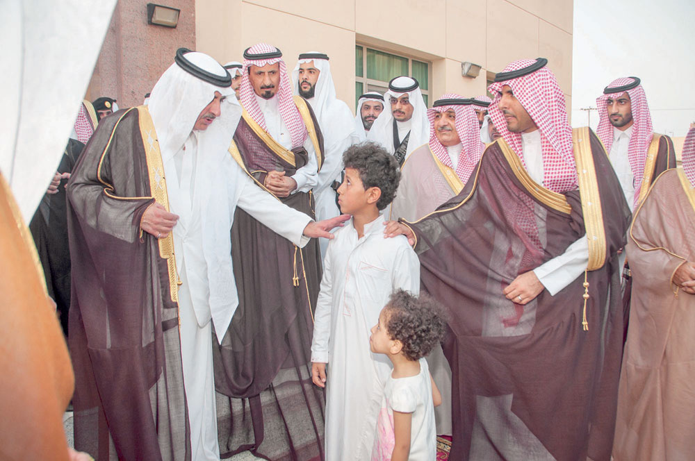 أمير تبوك يلبي نداء طفل بقضاء دين والده وإخراجه من السجن