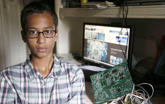 أوباما يصف الساعة التي صنعها المراهق المعتقل بالـ "رائعة"