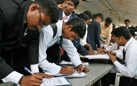 2.3 مليون هندي يتقدمون بطلبات لشغل وظيفة "فراش"