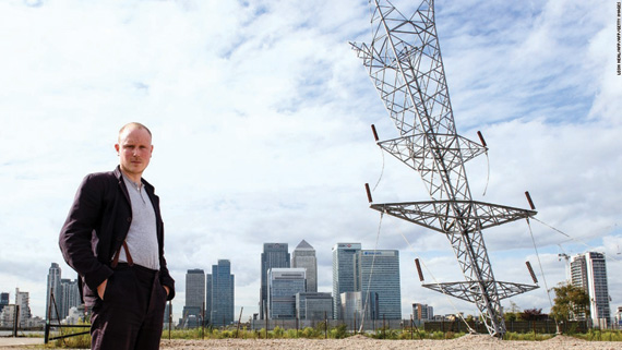 برج كهرباء مقلوب ومنزل من الشمع.. أغرب أعمال فنان بريطاني