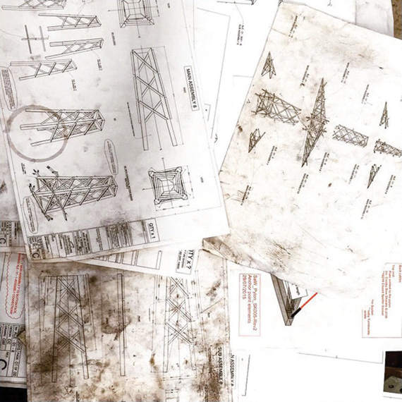 برج كهرباء مقلوب ومنزل من الشمع.. أغرب أعمال فنان بريطاني