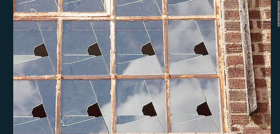 برج كهرباء مقلوب ومنزل من الشمع.. أغرب أعمال فنان بريطاني