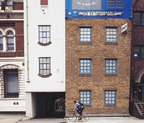 برج كهرباء مقلوب ومنزل من الشمع.. أغرب أعمال فنان بريطاني