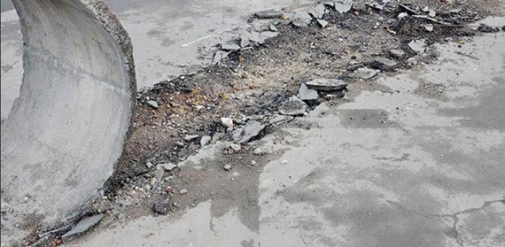 برج كهرباء مقلوب ومنزل من الشمع.. أغرب أعمال فنان بريطاني