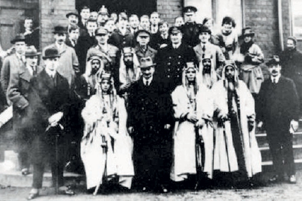 لماذا غادر الملك فيصل لندن فجأة
وذهب إلى باريس؟