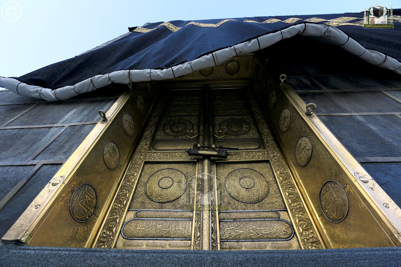 Ибн кааб. Врата Каабы. Золотая дверь Каабы. Кааба Зороастра. Дверь мечети Кааба.