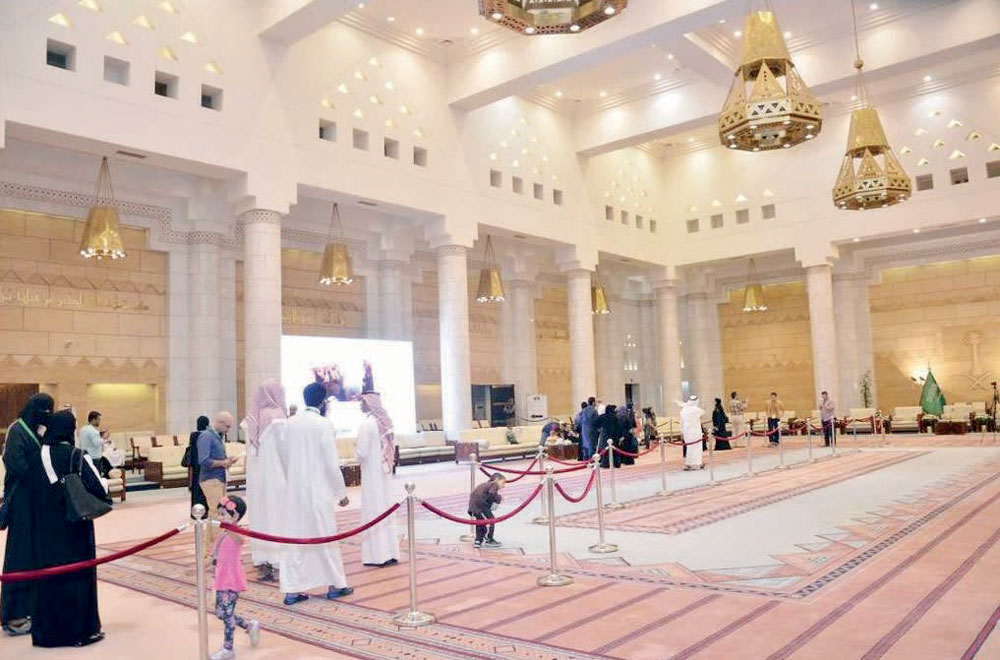 مكتب الملك سلمان ومجلس المبايعة يجذبان زوار قصر الحكم