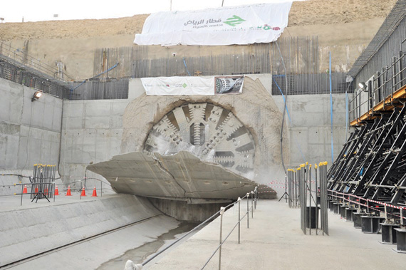 آلة الحفر العملاقة «سنعة» تصل للمحطة الأولى من «قطار الرياض»