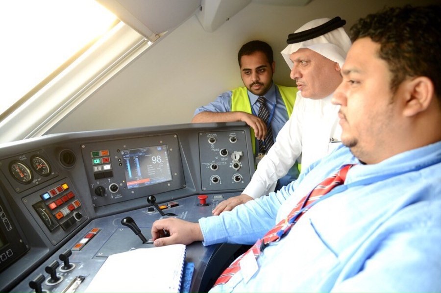 بمشاركة وزير النقل.. رحلة تجريبية بسرعة 180 كم في الساعة لقطار الحرمين