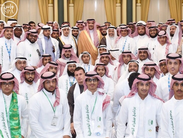 أمير المدينة المنورة يكرم المشاركين في برنامج سفراء الوسطية