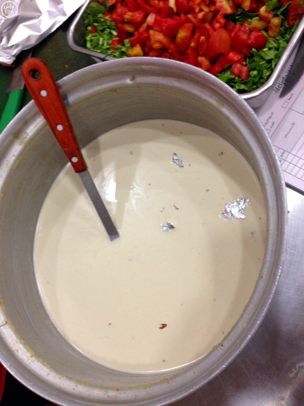 أمانة المدينة المنورة تضبط عمالة وافدة تحضر الأطعمة بطريقه مخالفه وغير صحية