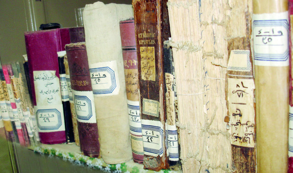 مكتبة أبي بعرة ونوادرها والبحث عن القمطر المفقود