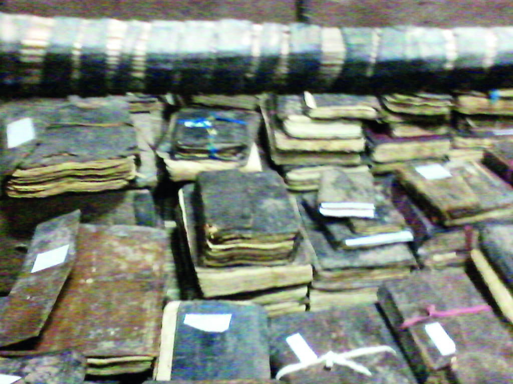 مكتبة أبي بعرة ونوادرها والبحث عن القمطر المفقود