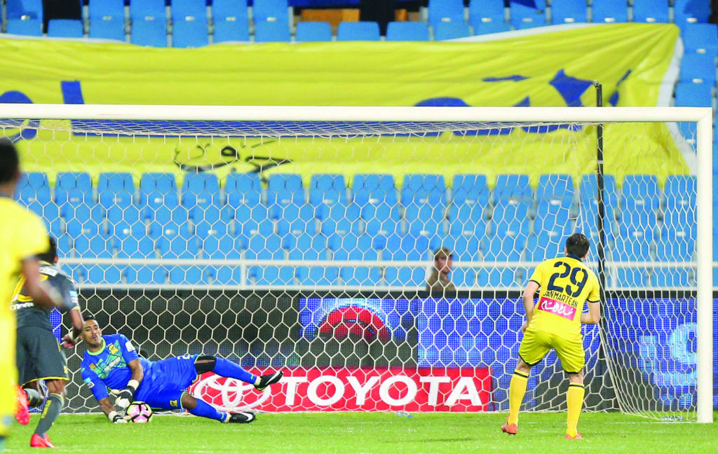 نهض بـ «اليد» والتسديدة