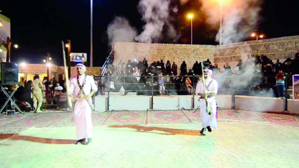 «مرحبا هيل عد السيل» .. أهالي الباحة يحتفون بالزوار ويهدونهم العسل