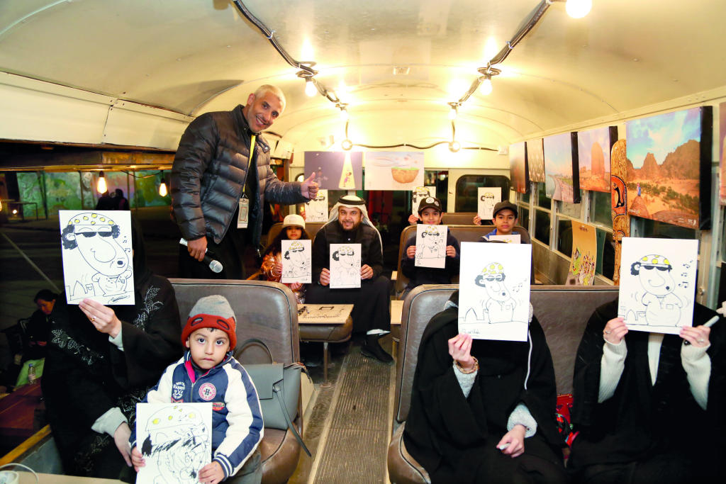 رسام سعودي يحول حافلة مدرسية متهالكة إلى فصل لتعليم الكاريكاتير