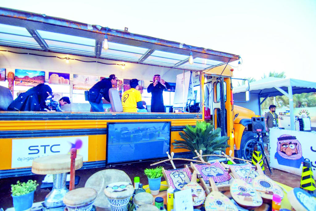 رسام سعودي يحول حافلة مدرسية متهالكة إلى فصل لتعليم الكاريكاتير