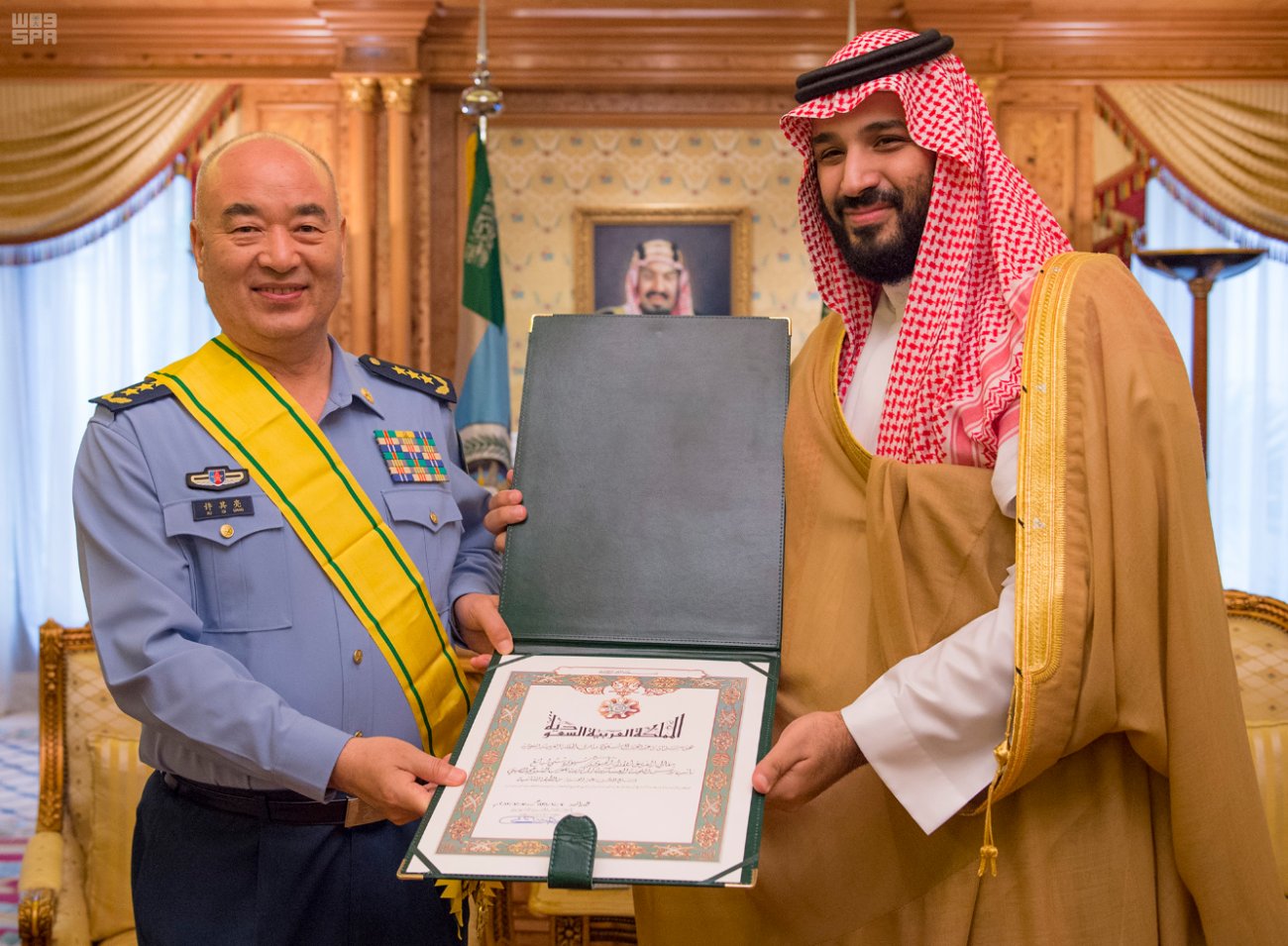 ولي ولي العهد يقلد نائب رئيس اللجنة العسكرية المركزية الصينية وشاح الملك عبدالعزيز من الدرجة الثانية