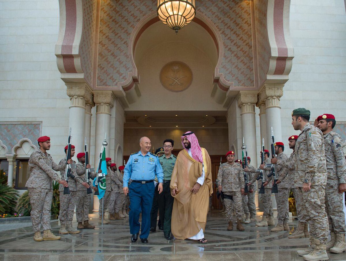 ولي ولي العهد يقلد نائب رئيس اللجنة العسكرية المركزية الصينية وشاح الملك عبدالعزيز من الدرجة الثانية